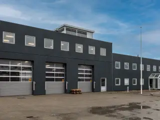 Stor og renoveret domicilejendom med lager og kontor.