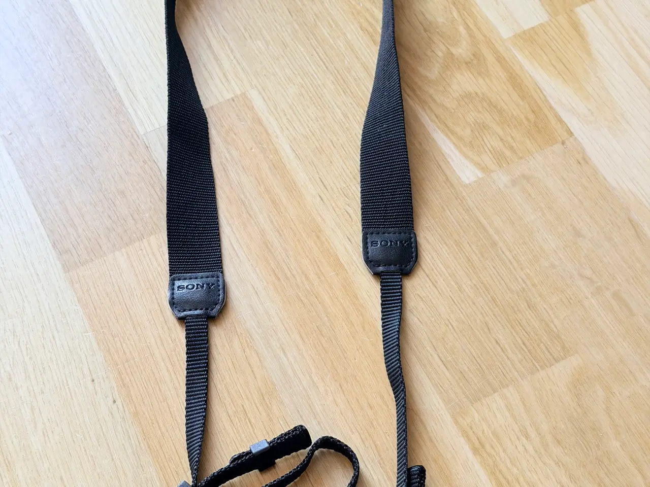 Billede 1 - Original Sony kamerarem, 100 cm, sort, næsten som 