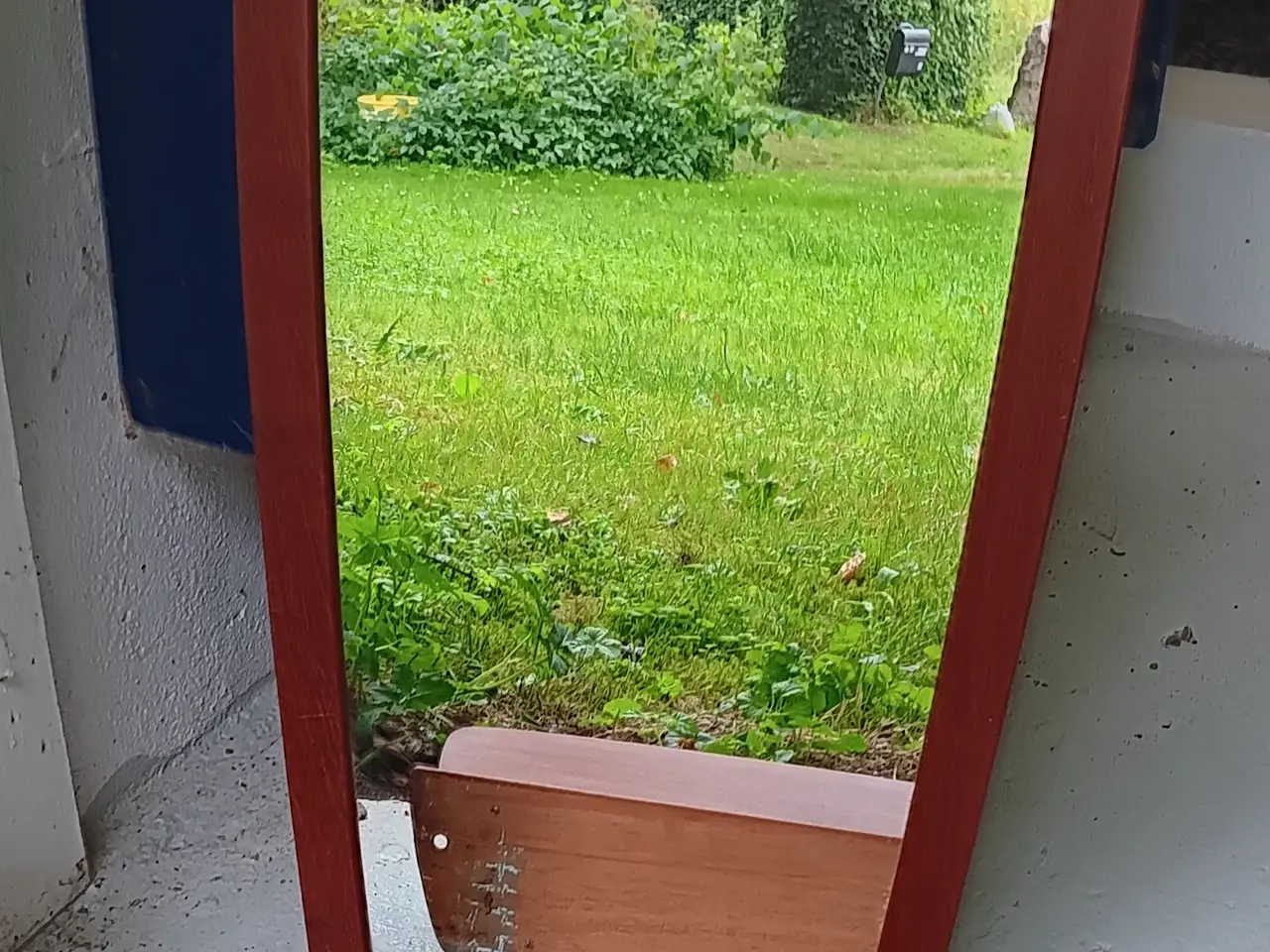 Billede 1 - Spejl og lille væghængt hyldeskuffe i teaktræ
