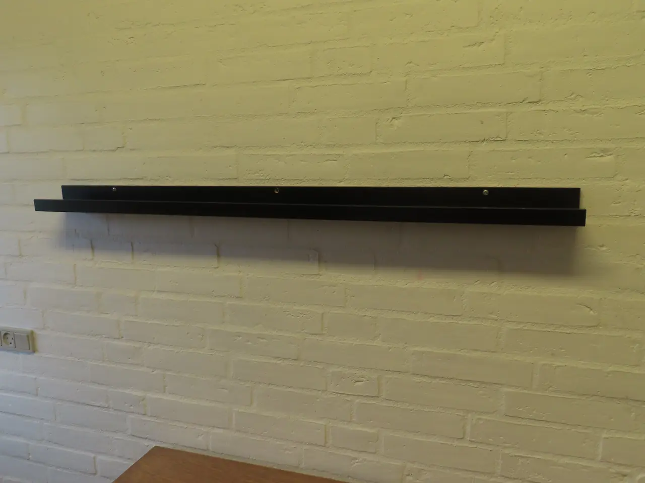 Billede 3 - Indhold på værelse af bord, køjeseng, skab mv.