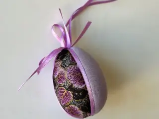 Lille påskeæg, lilla m mørke blomster