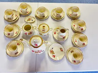 Antikt KPM kaffestel (Rosenborg) – 9 personer.