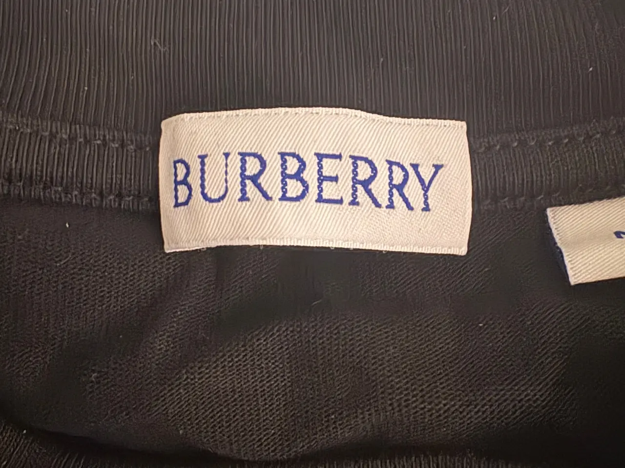 Billede 2 - Burberry t shirt i sort 