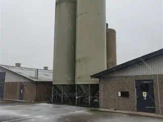 - - - 2 stk. 100 m³ Siloer med stige og gangbro. (Sælges kun samlet)