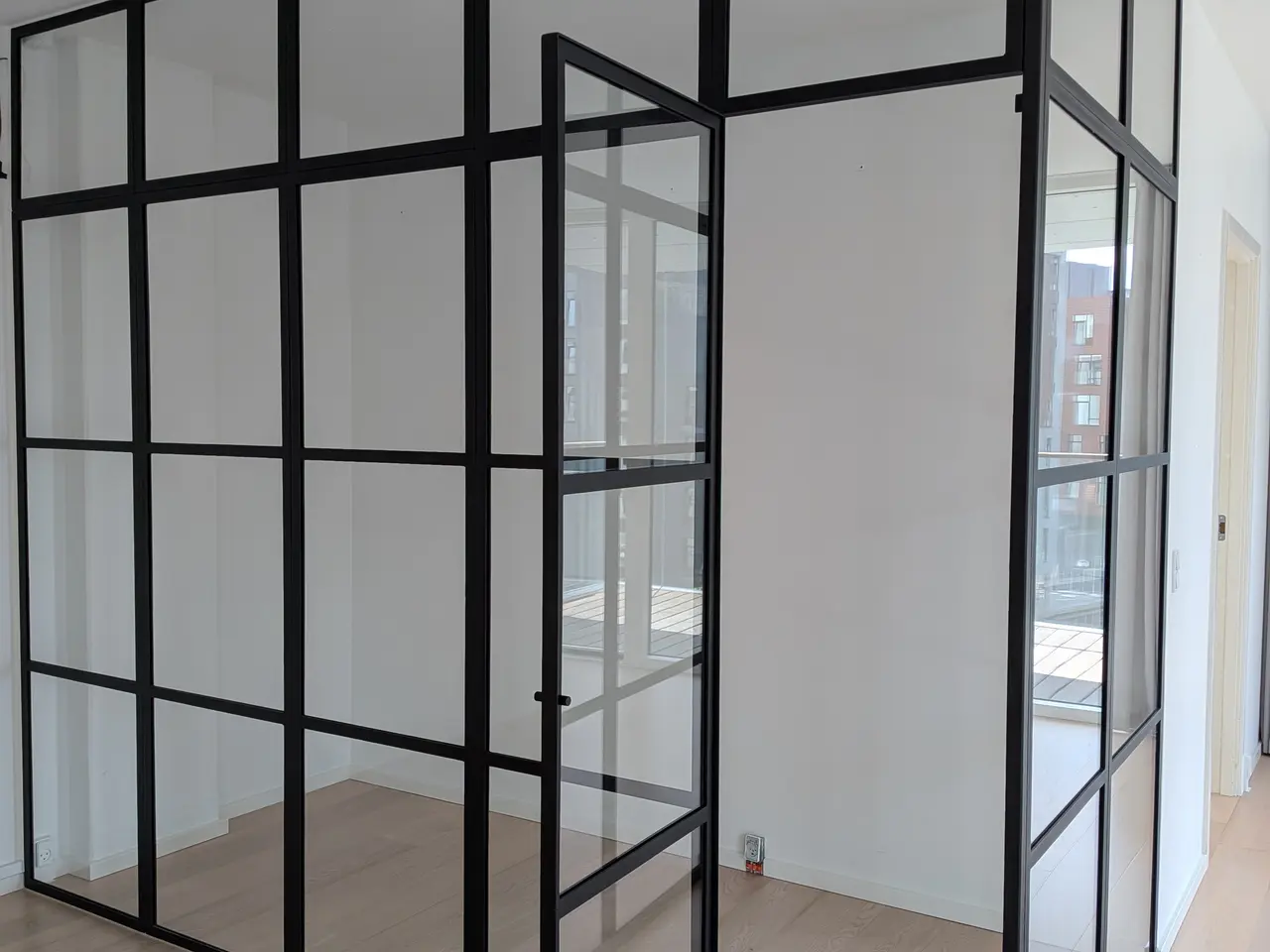 Billede 1 - Moderne rumdeler i glas og metal