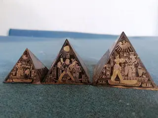 3 Smukke Egyptiske Pyramider