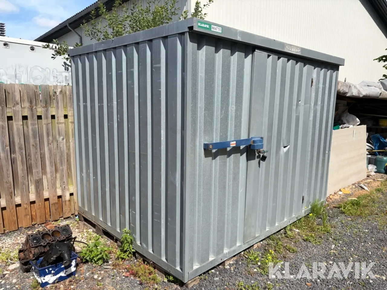 Billede 3 - Blikskur med indhold og container låsebom