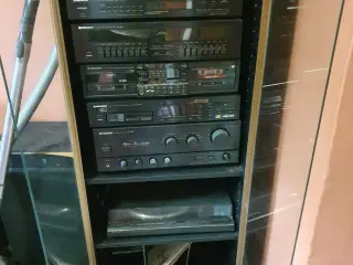 stereoanlæg med CD- eller pladespiller