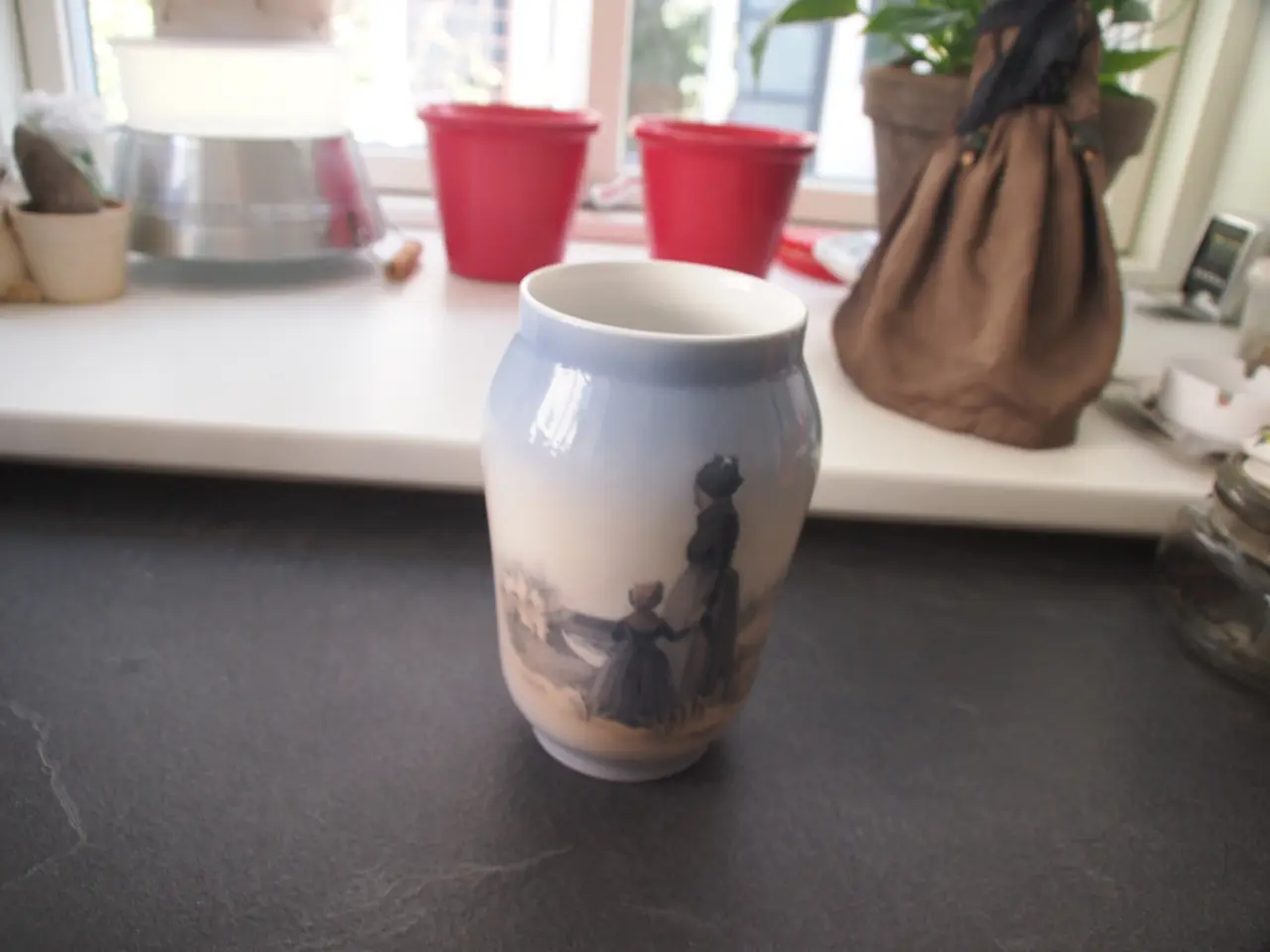 Billede 7 -  Fanøting :Dukke, vase, æggebæger og en bog.