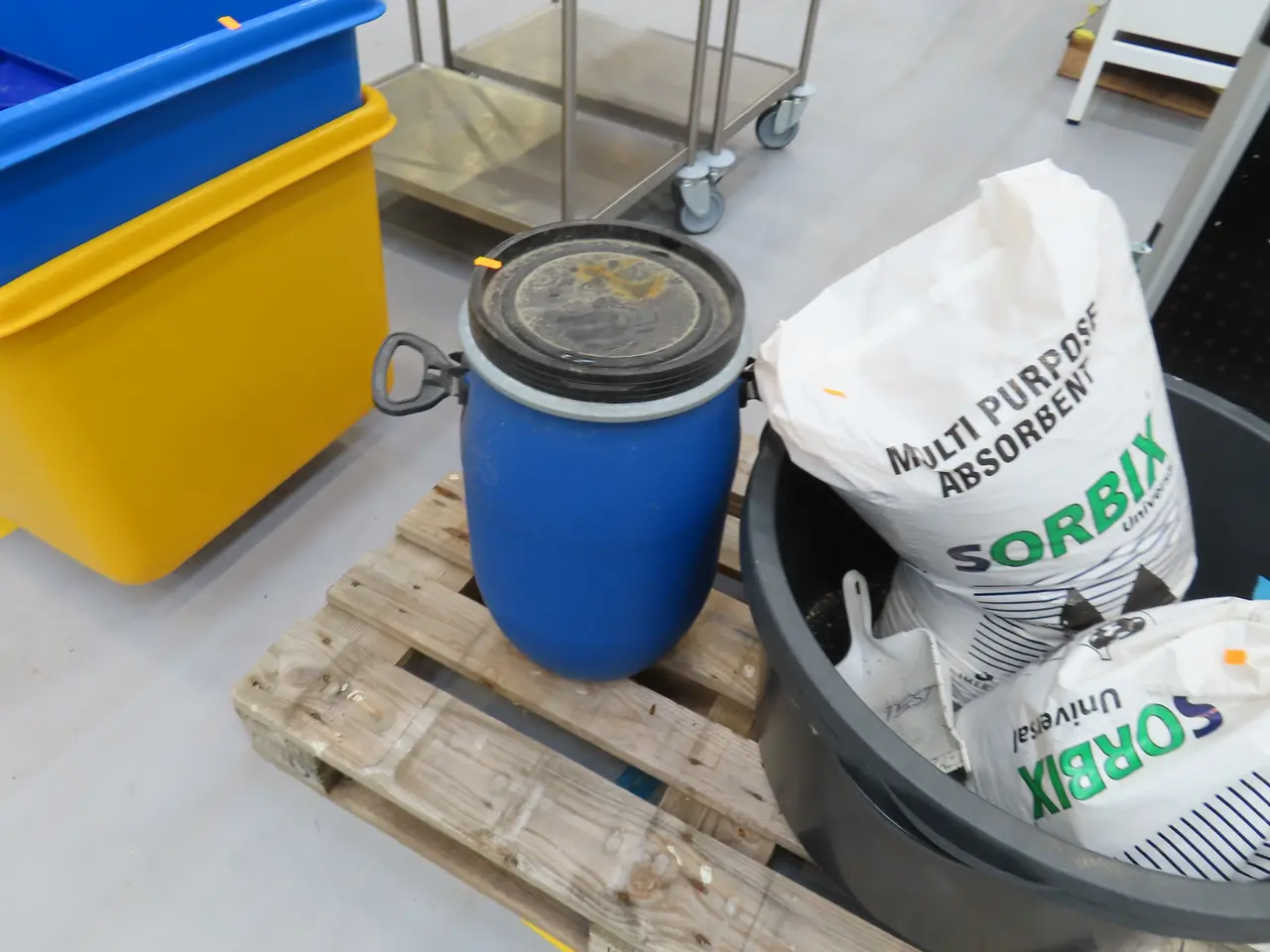 Billede 3 - Palle med indhold samt 2 stk. Plastikkasser