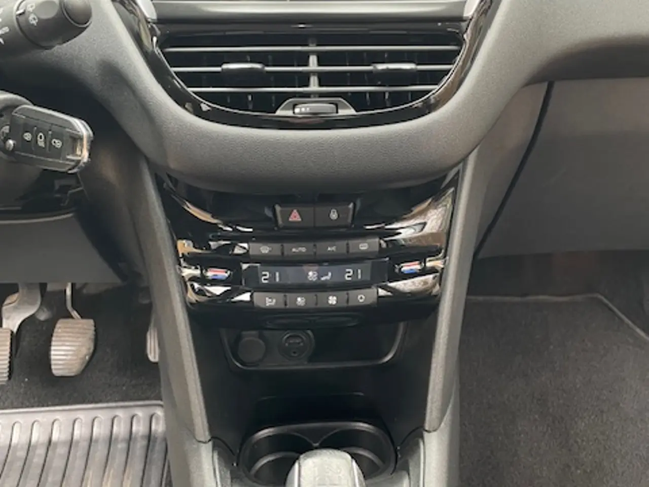 Billede 11 - Kør hjem i fin Peugeot 208 Allure sky.