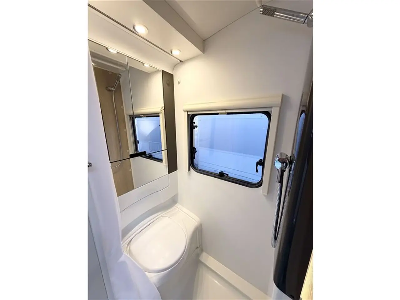 Billede 14 - 2020 - Adria Action 391 LH Enkeltsenge-Lamel-Variofyr-Gulvtemp.-Solcelle