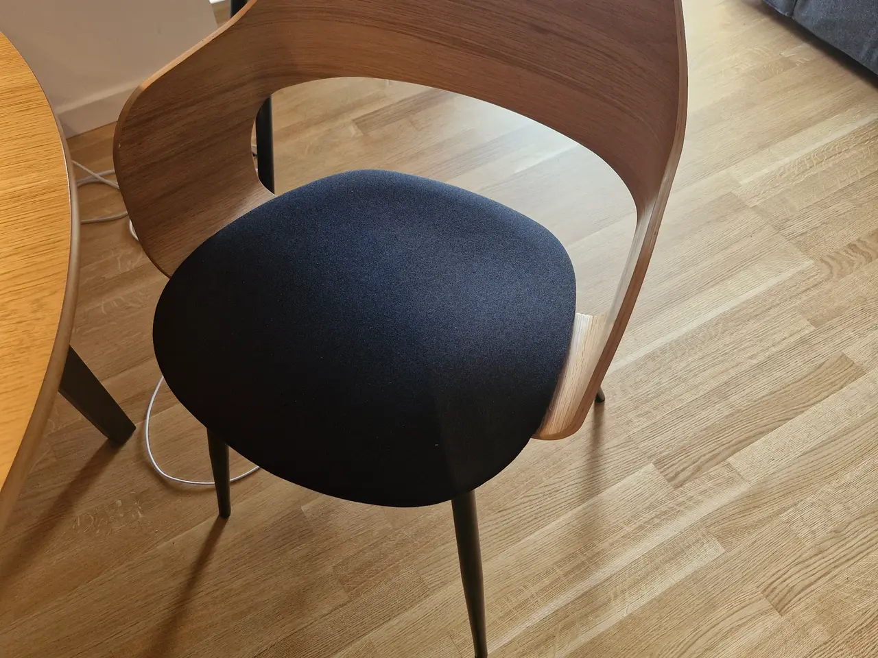 Billede 4 - Spisebord med 4 stole
