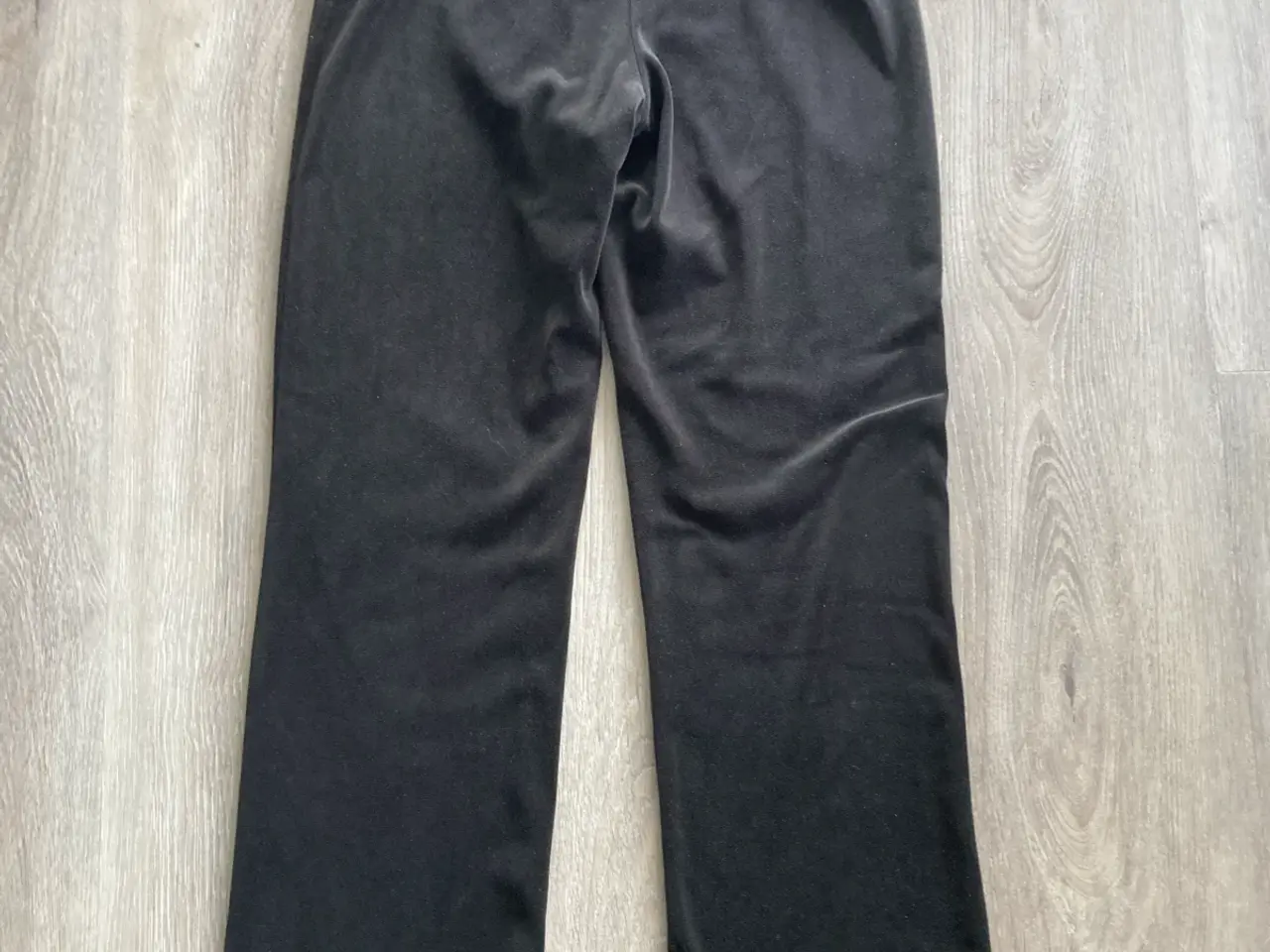 Billede 2 - Sorte velourbukser str. XS fra Gina Tricot