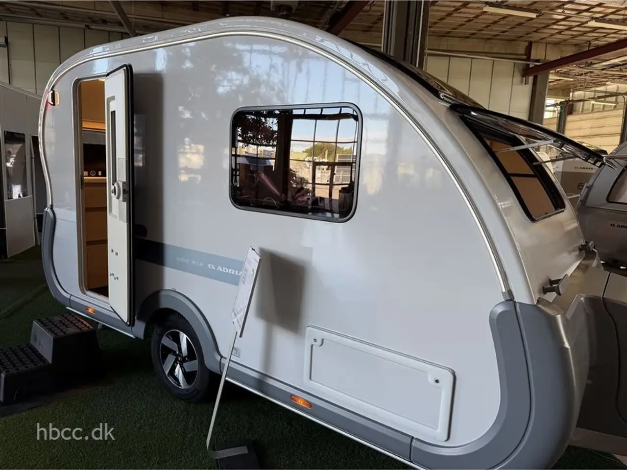 Billede 2 - 2026 - Adria Action 391 LH Classic Adria Action 391 LH Classic – Kompakt designvogn med komfort i fokus