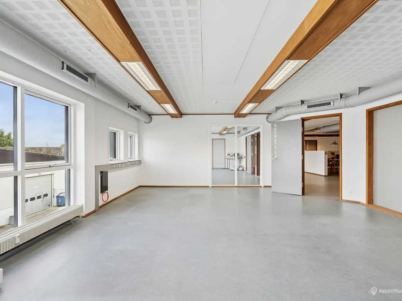 Billede 1 - Nyistandsatte kontor- og lagerlokaler med adgang til vareelevator