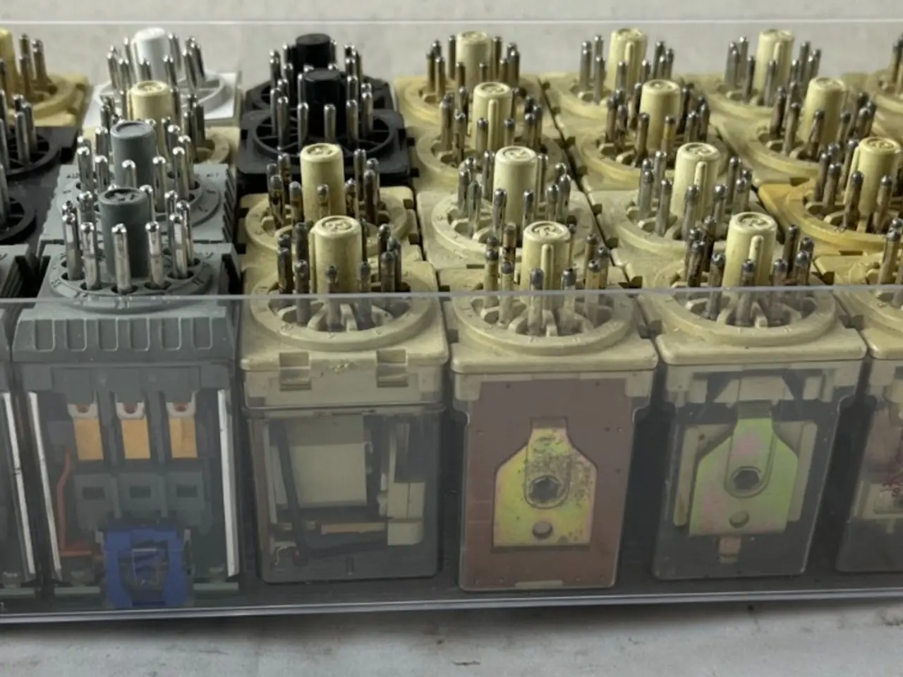 Billede 1 - blandet Plug-In relæ parti 32pcs Schrack Releco