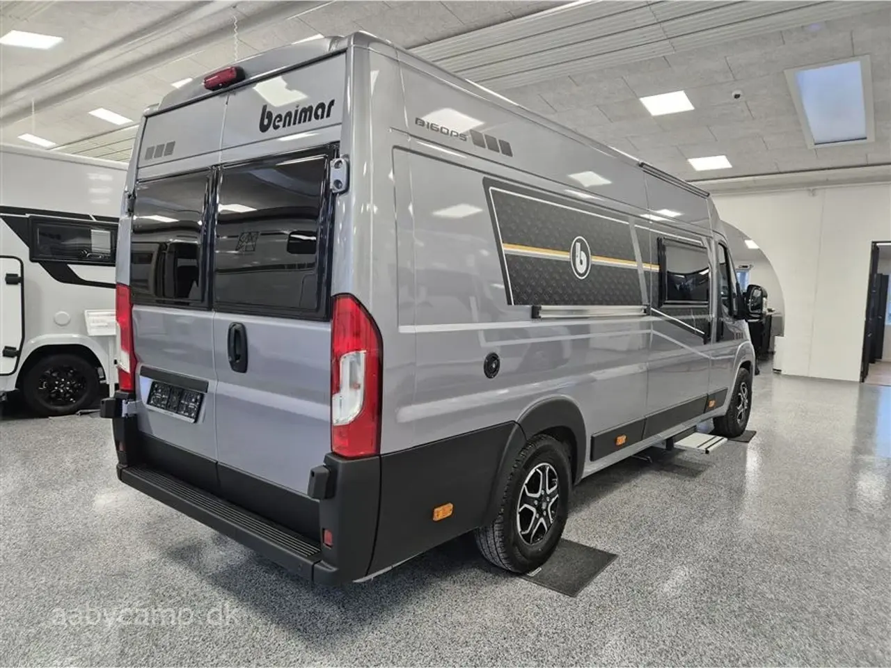 Billede 2 - 2026 - Benimar Benivan 160 PLUS NK Pakke. Automatgear. 140Hk. 200W solcelle. Kompressor køleskab. Webasto Dieselvarme. Elektrisk indgangstrin. Metallak