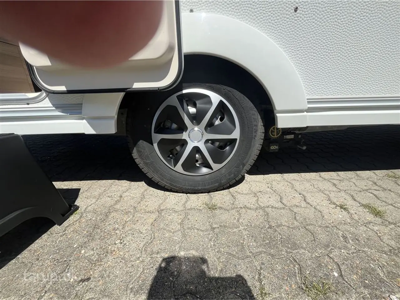 Billede 5 - 2016 - Adria Altea 472 PU Fortelt: Ventura D300, Truma mover, rundsiddegruppe, aircon., DuoControl, el-gulv-varme, køleskab m/ fryser, gulvtæpper, fransk dobbeltseng
