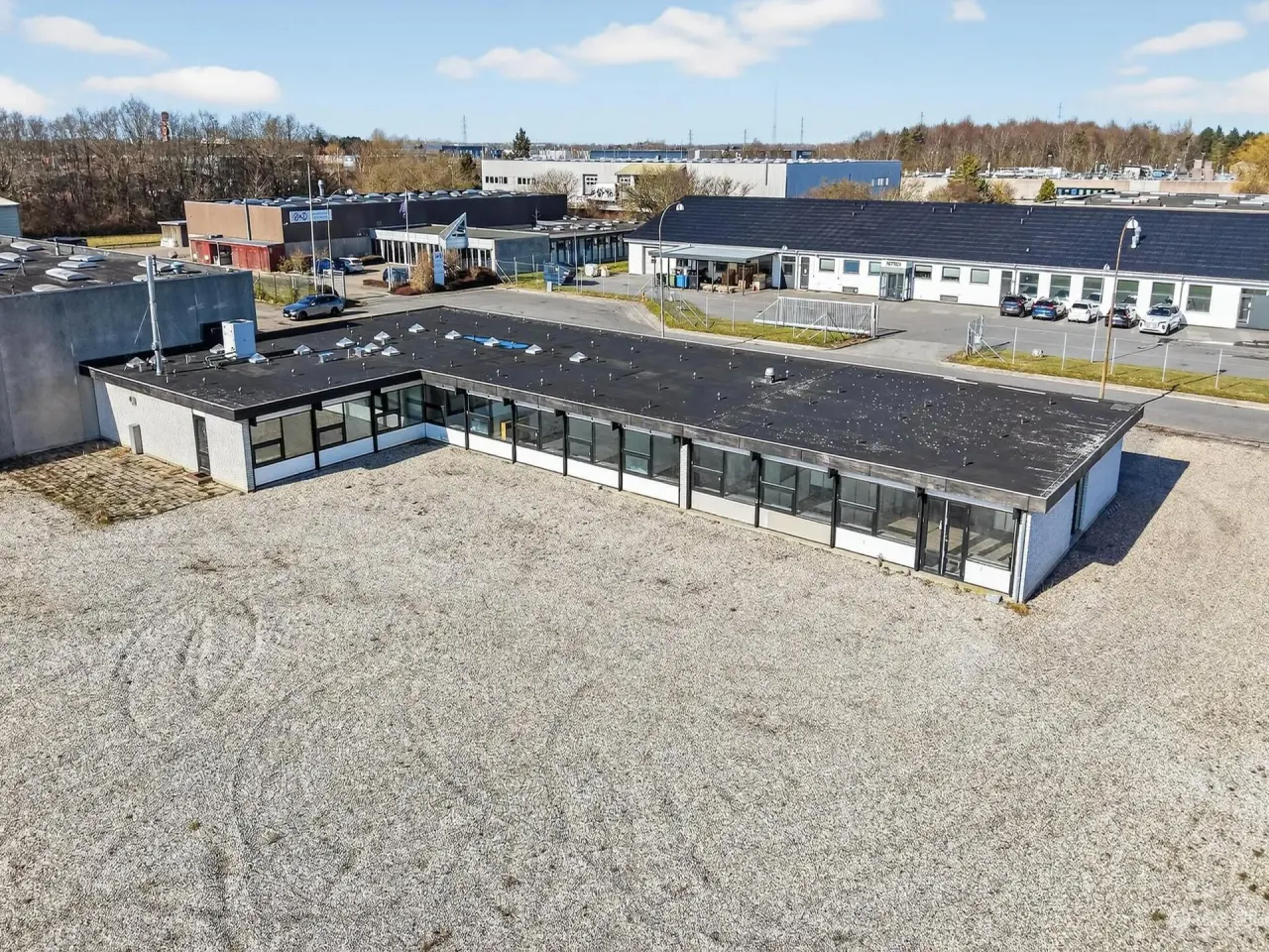 Billede 3 - Stort lagerlejemålet med egne kontorlokaler et stort befæstet areal og store porte