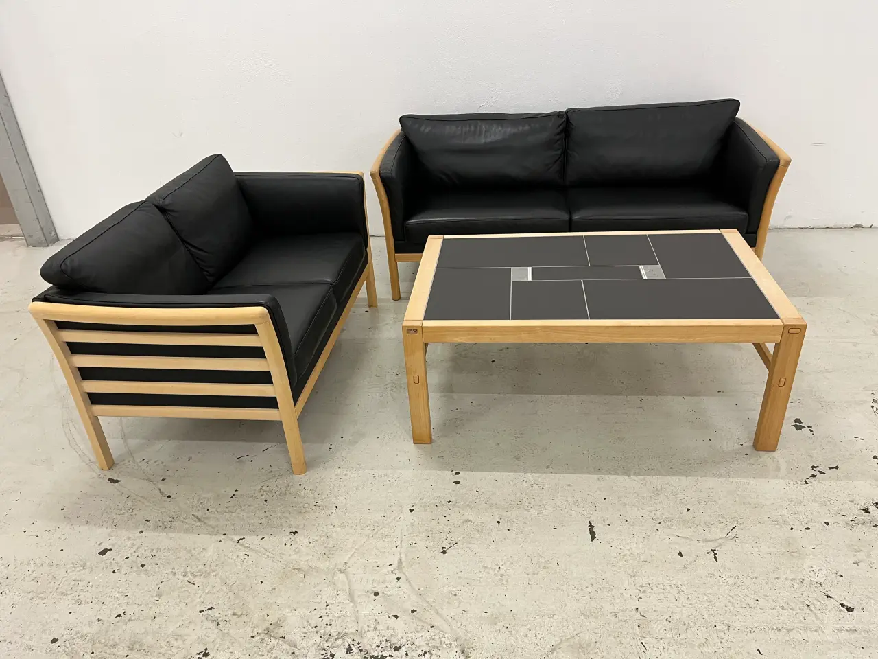 Billede 3 - Sofagruppe 3+2 Pers.I sort anilin læder gavl i bøg