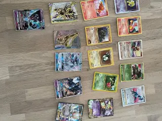Forskellige gamle og nye Pokemon kort