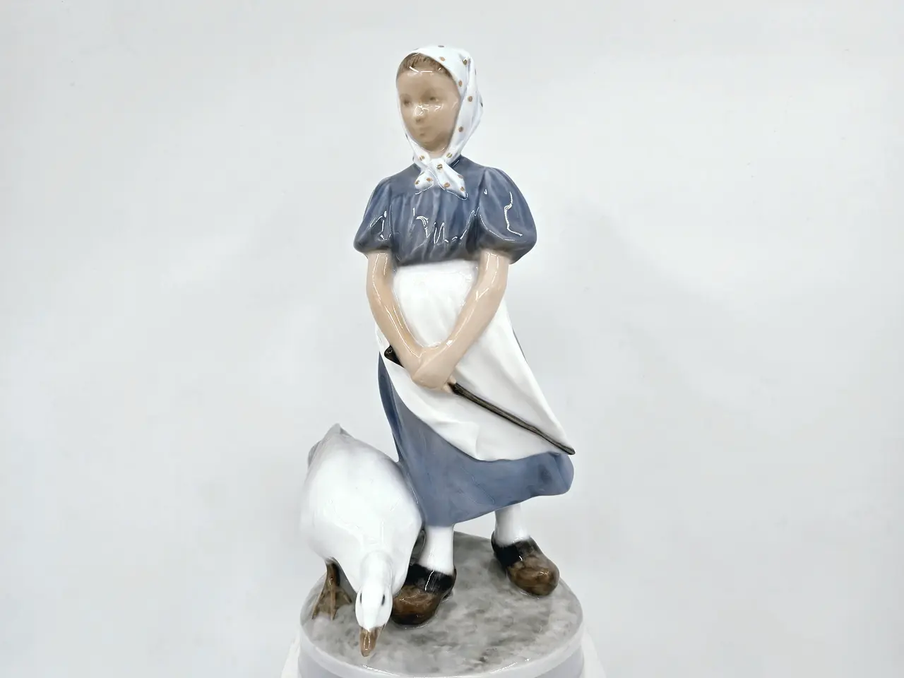 Billede 1 - Royal Copenhagen Figur Gåsepige nr. 527. sortering 1