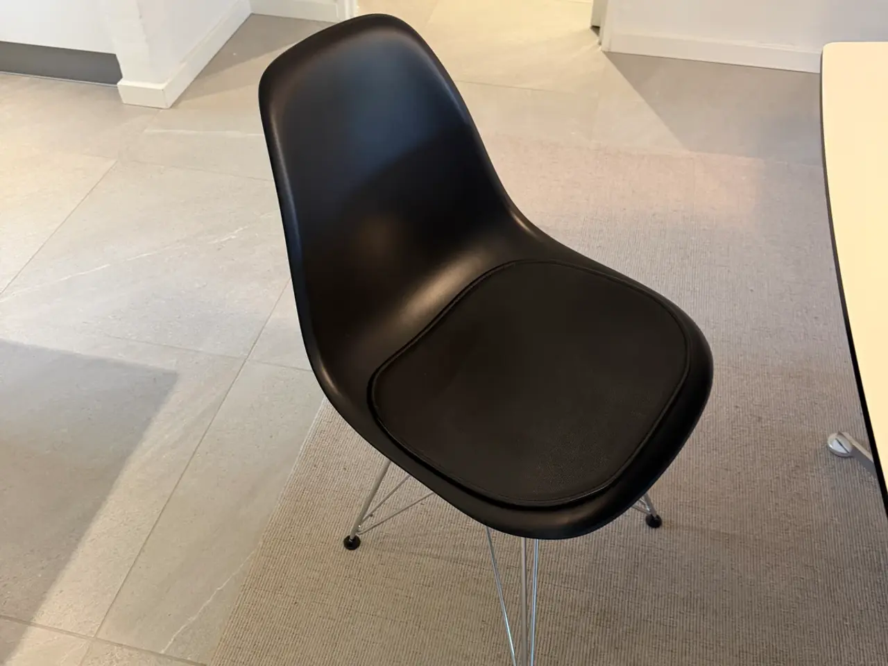 Billede 5 - Paustian spisebord inkl. 8 Eames stole