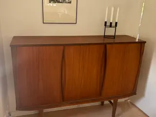 Flot vintage teak skænk med skydelåger
