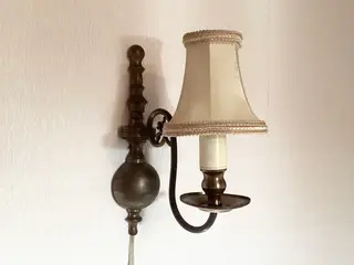 Lampet / væglampe i bruneret messing