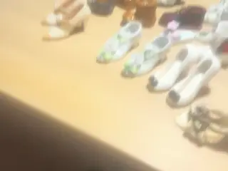 Små sko, sandaler og støvler i porcelæn, glas og k