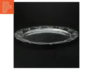Sølvfarvet fad med dekorative detaljer (str. Ø. 30 cm)