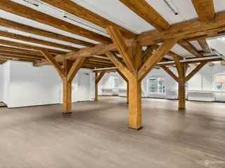 Eksponeret pakhus med Street Art museum i stuen og 1. sal. Centralt beliggende ved Nyhavn og Ofelia plads