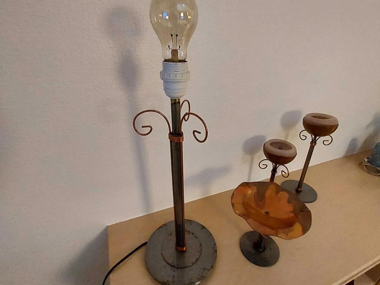 Billede 5 - Lampe,  opsats og 2 lysestager 