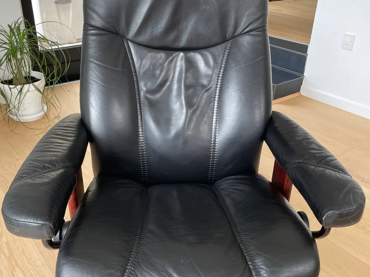 Billede 3 - Stressless Ekornes i blødt sort læder med skammel