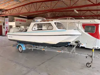 Motorbåd med påhængsmotor og trailer