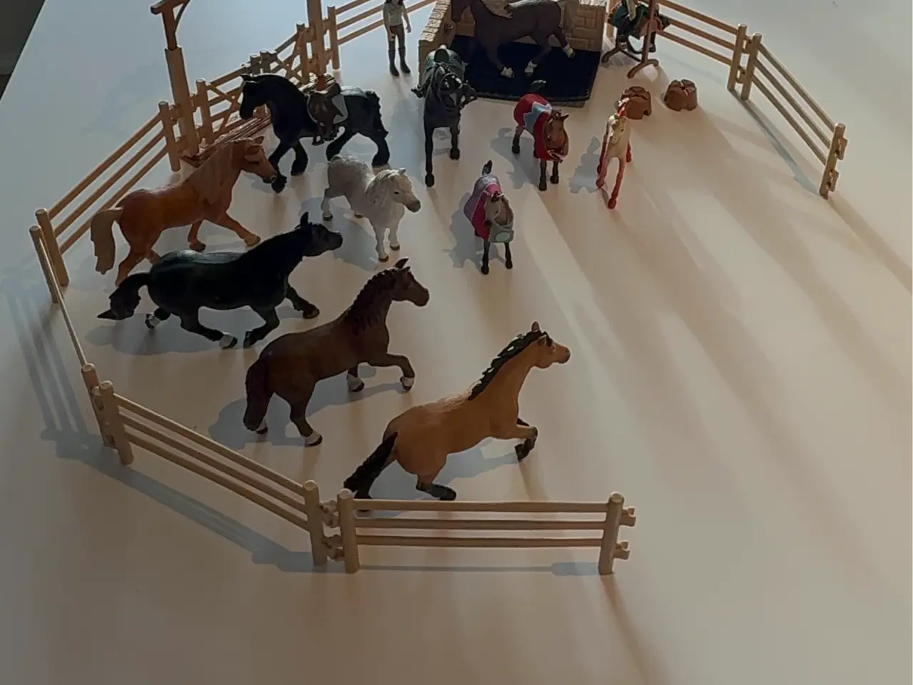 Billede 5 - Schleich heste med ridebane
