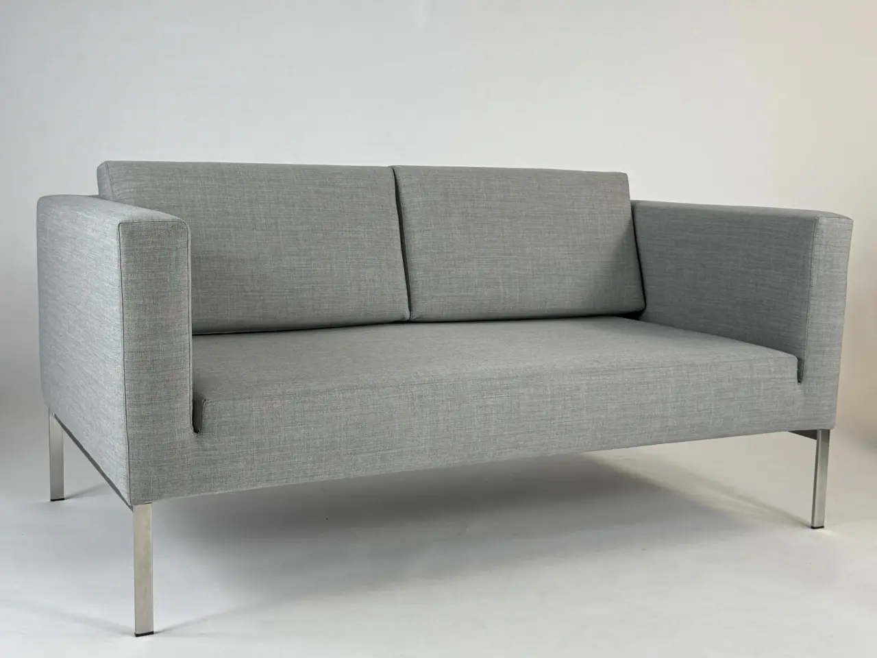 Billede 1 - +HALLE Globe Two Sofa – Grå med Krom Stel