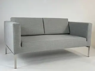 +HALLE Globe Two Sofa – Grå med Krom Stel