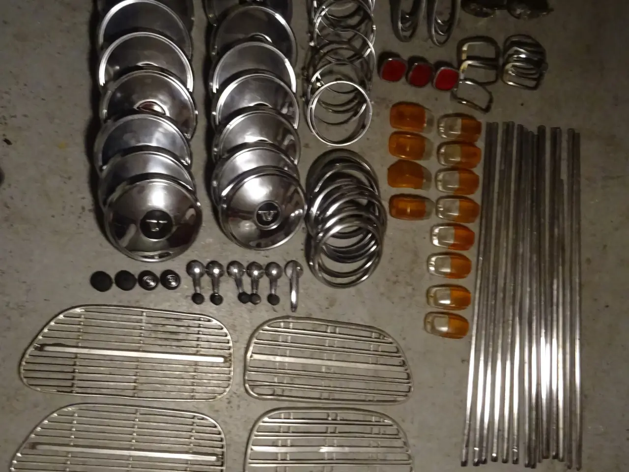 Billede 1 - Volvo Amazon lygterand, hjulkapsler, lister m.m