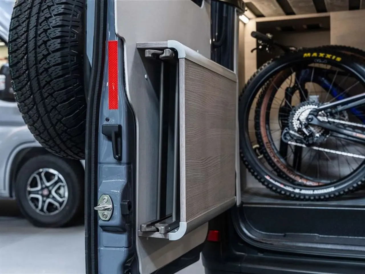 Billede 41 - 2027 - FURGOK Basecamp 600   langsgående seng, garage til 2 elcykler og 48V-system. 100% gasfri.