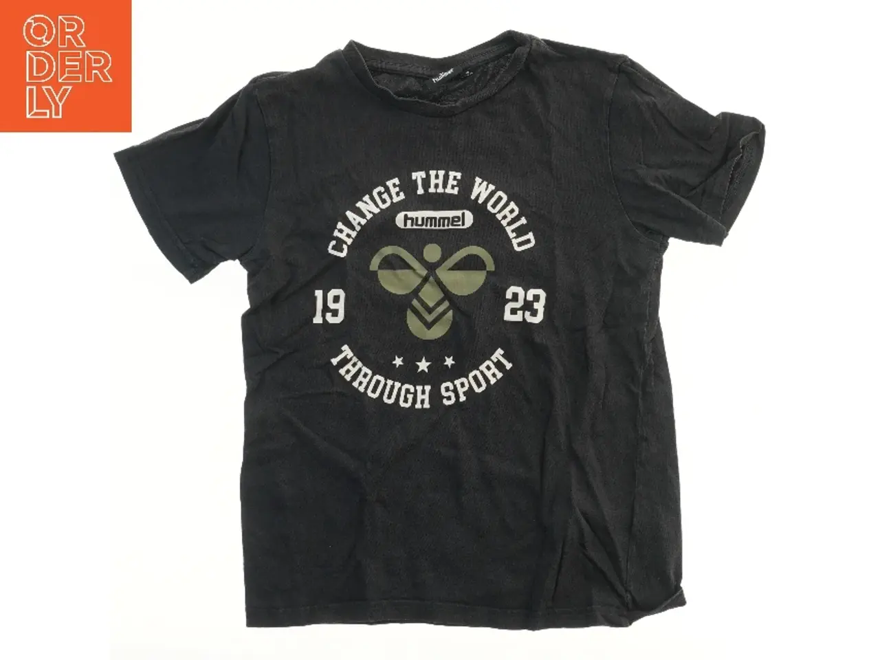 Billede 1 - Sort T-shirt med print fra Hummel (str. 140)