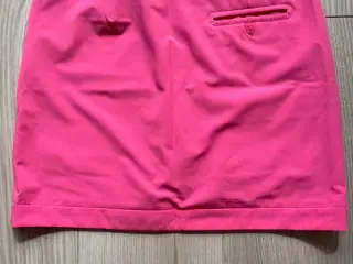 Flot golfnederdel med inderbuks. Livvidde ca. 78 c
