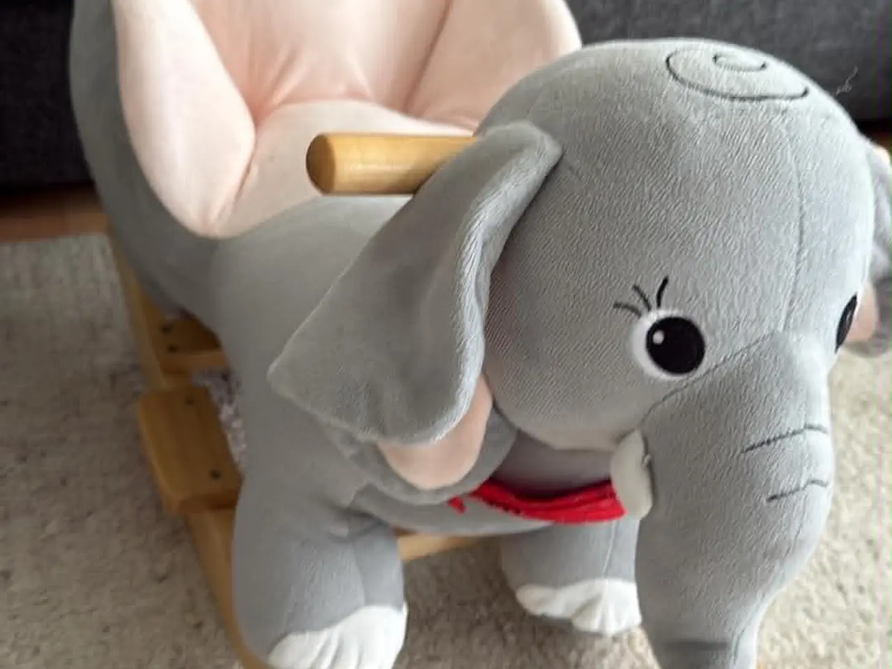 Billede 3 - Aktivitetsbord, gåstol og gyngeelefant