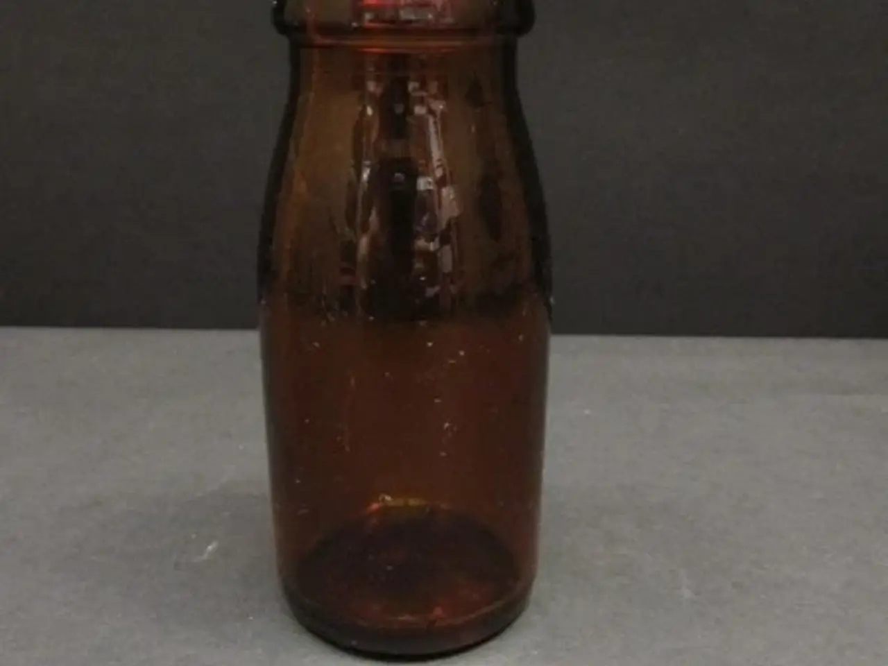 Billede 1 - Mælkeflaske Brun - MEGET  SJÆLDEN - 1/4 L. 16x6 cm  - Kun brugt på et lille mejeri - Uden skår.