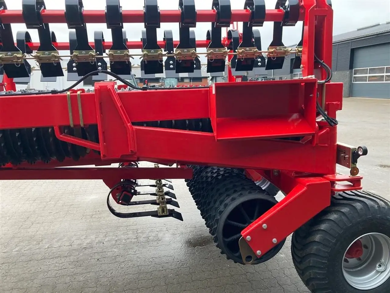 Billede 6 - HE-VA HE-VA TIP ROLLER 8.20 m. Spring-Active-Transfer System - som er en fjederaktiveret vægtoverføring.