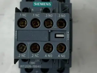Siemens 3RT2026 kontaktor 3P 25A 24V DC w/ 3RH2911