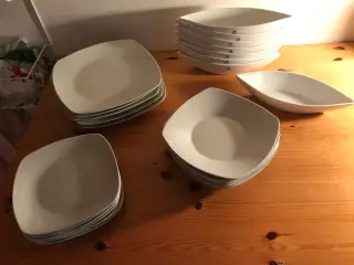 Hvide firkantede tallerkener.