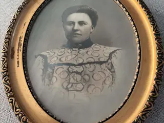 Antikt portrætfoto ca. 1900 i flot oval guldramme