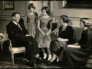 Kongeparret og de tre Prinsesser - Stender 7020 - Ubrugt